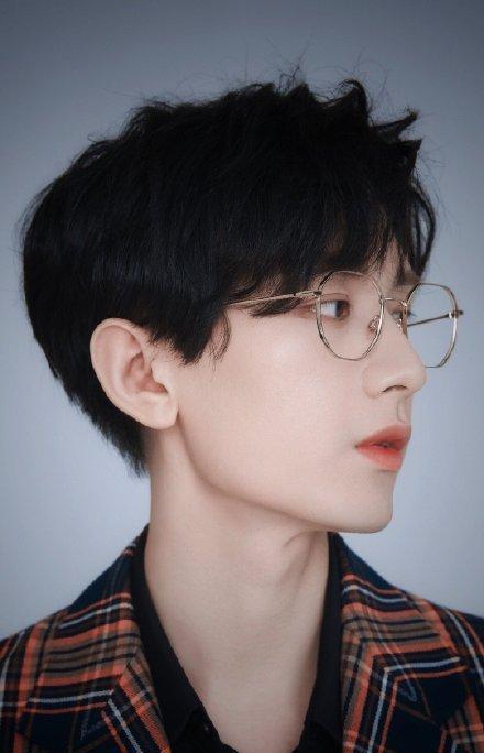 當(dāng)成毅戴上眼鏡,呆萌小學(xué)生秒變斯文敗類