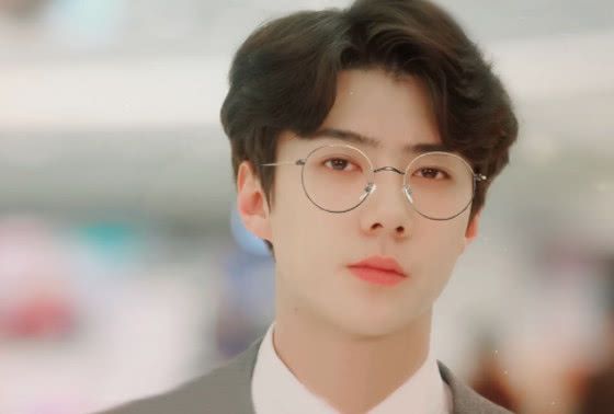 同樣是戴眼鏡，扛住了肖戰，躲過了易烊千璽，卻栽在他身上
