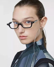 哥哥們，請(qǐng)用眼鏡“殺”我——論眼鏡的魅力與符號(hào)學(xué)